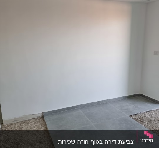 קיר פנים צבוע בלבן בגימור חלק במהלך עבודות שיפוץ